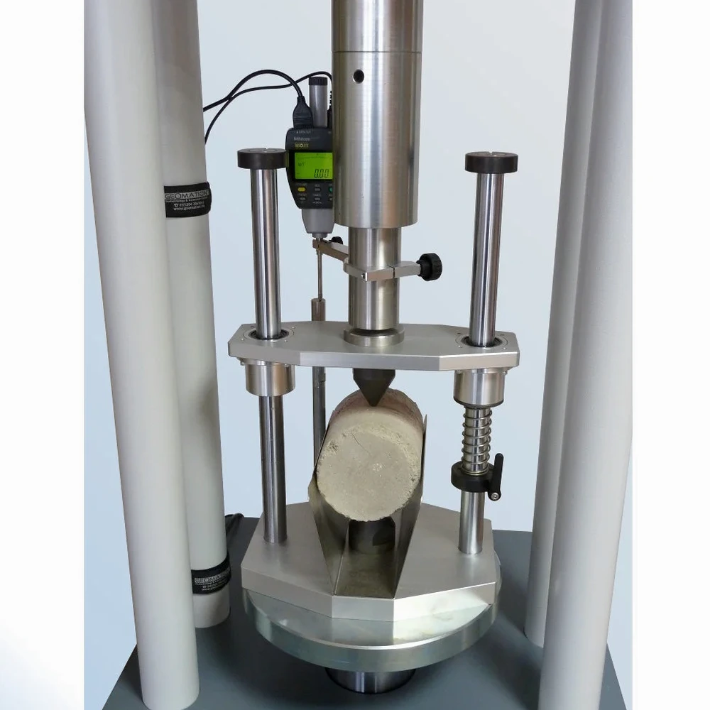Essai triaxial à Besançon pour fondations et ouvrages géotechniques